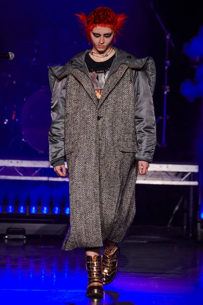 Look 32